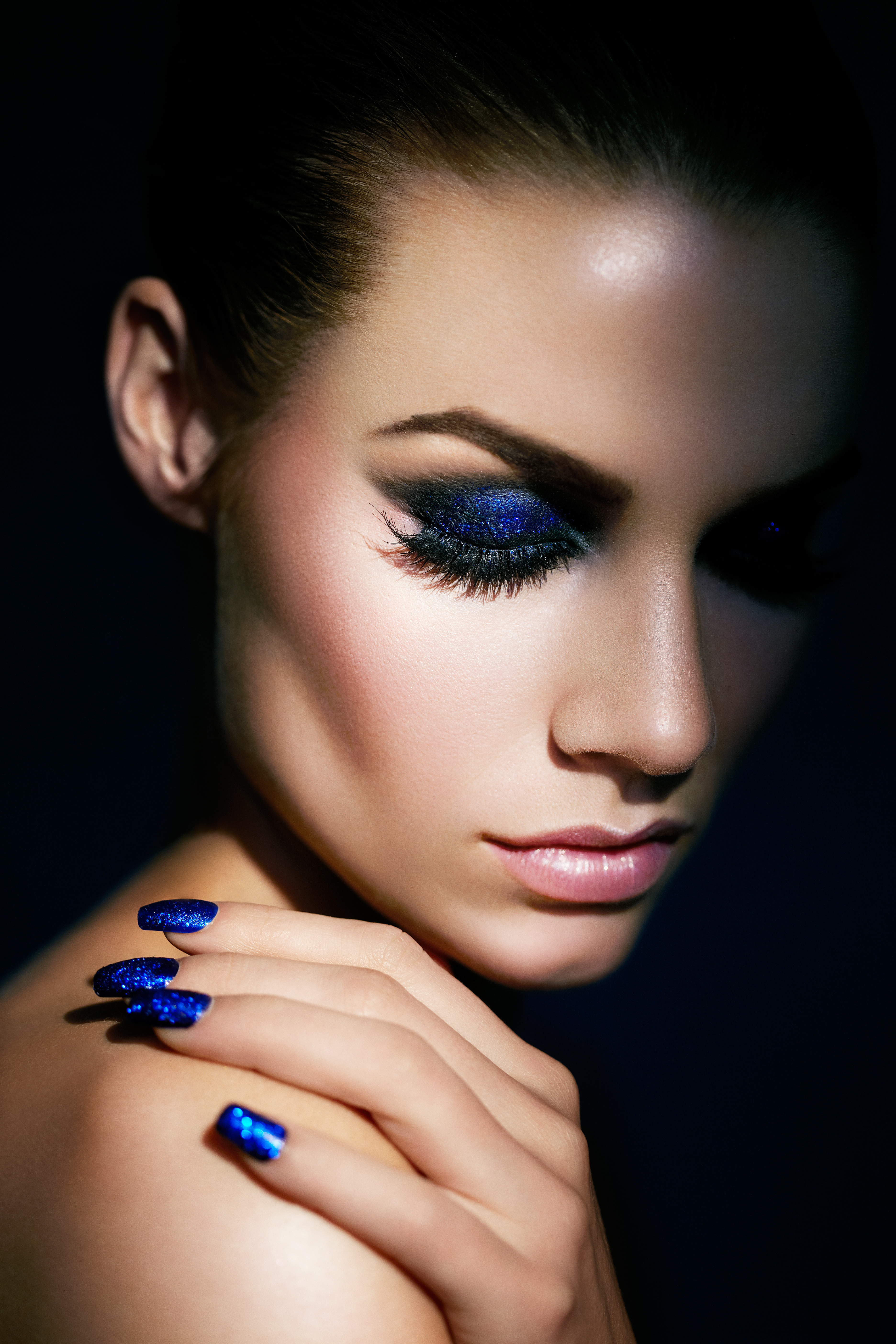 Наращивание ресниц ногти. Макияж в синих оттенках. Девушка с красивым макияжем. Ногти для девушек. Новогодний макияж.
